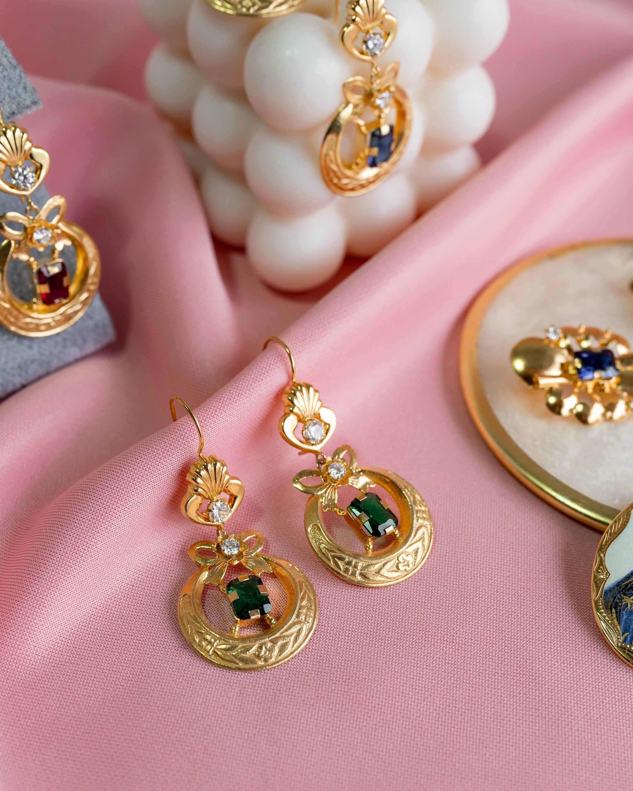 Brincos Barrocos com Pedras Vermelhas em Prata Dourada