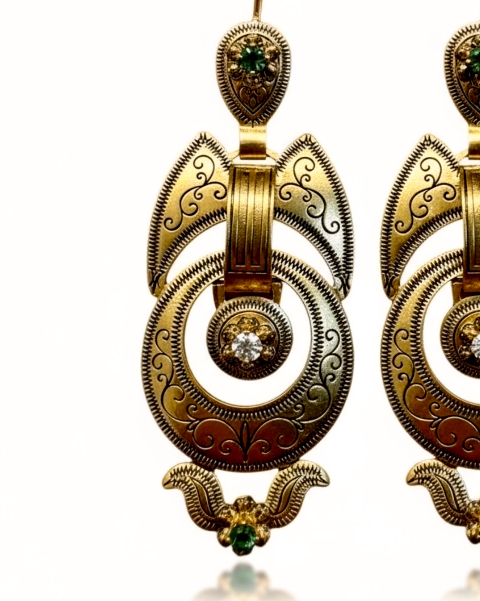 Brincos Princesa Barrocos em Prata Dourada com Pedras Verdes e Brancas