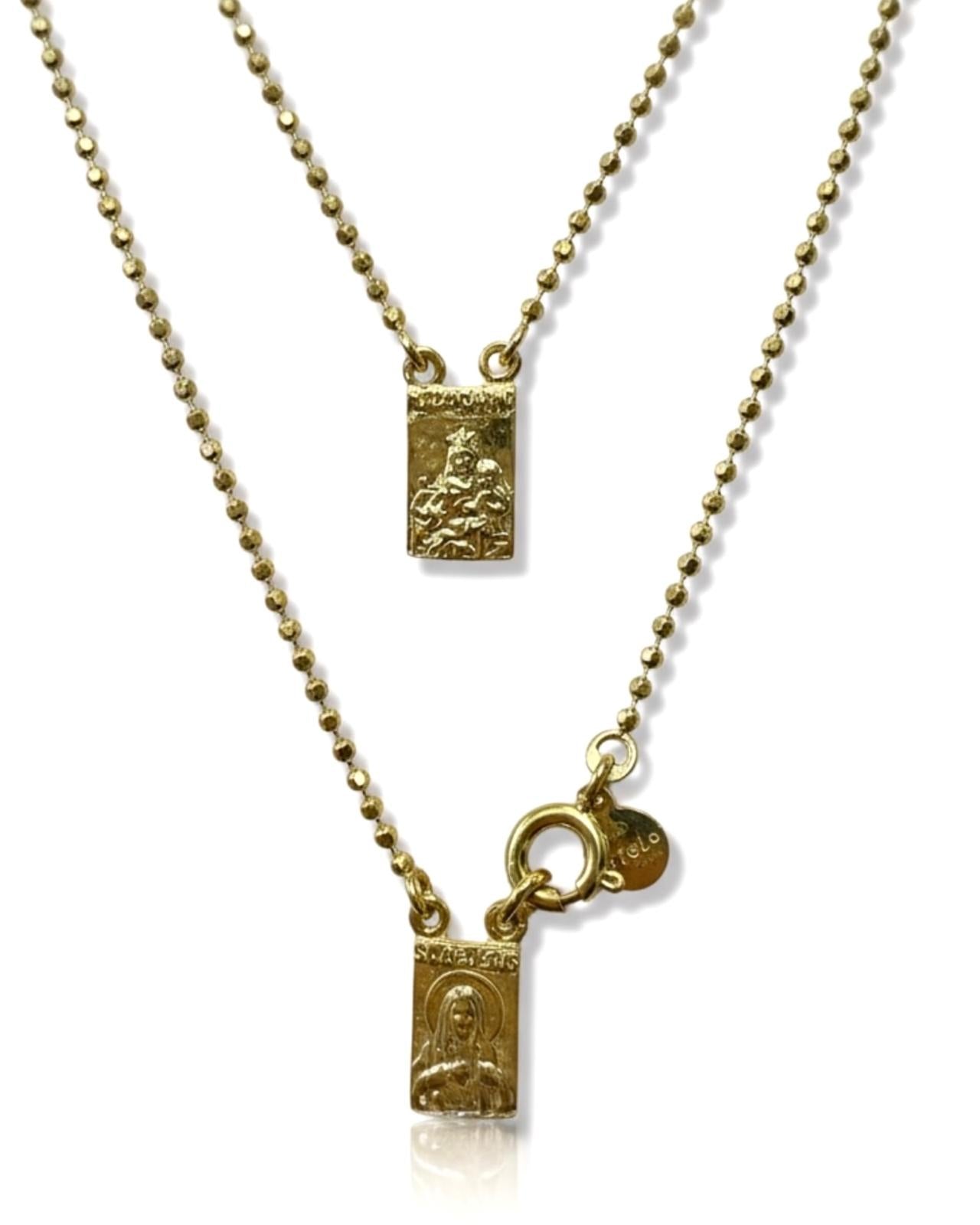 Escapulário em prata dourada 925% com malha tradicional e medalhas religiosas, pode ser usado também no pulso. Acompanha papel com o significado do escapulário em todas as encomendas.