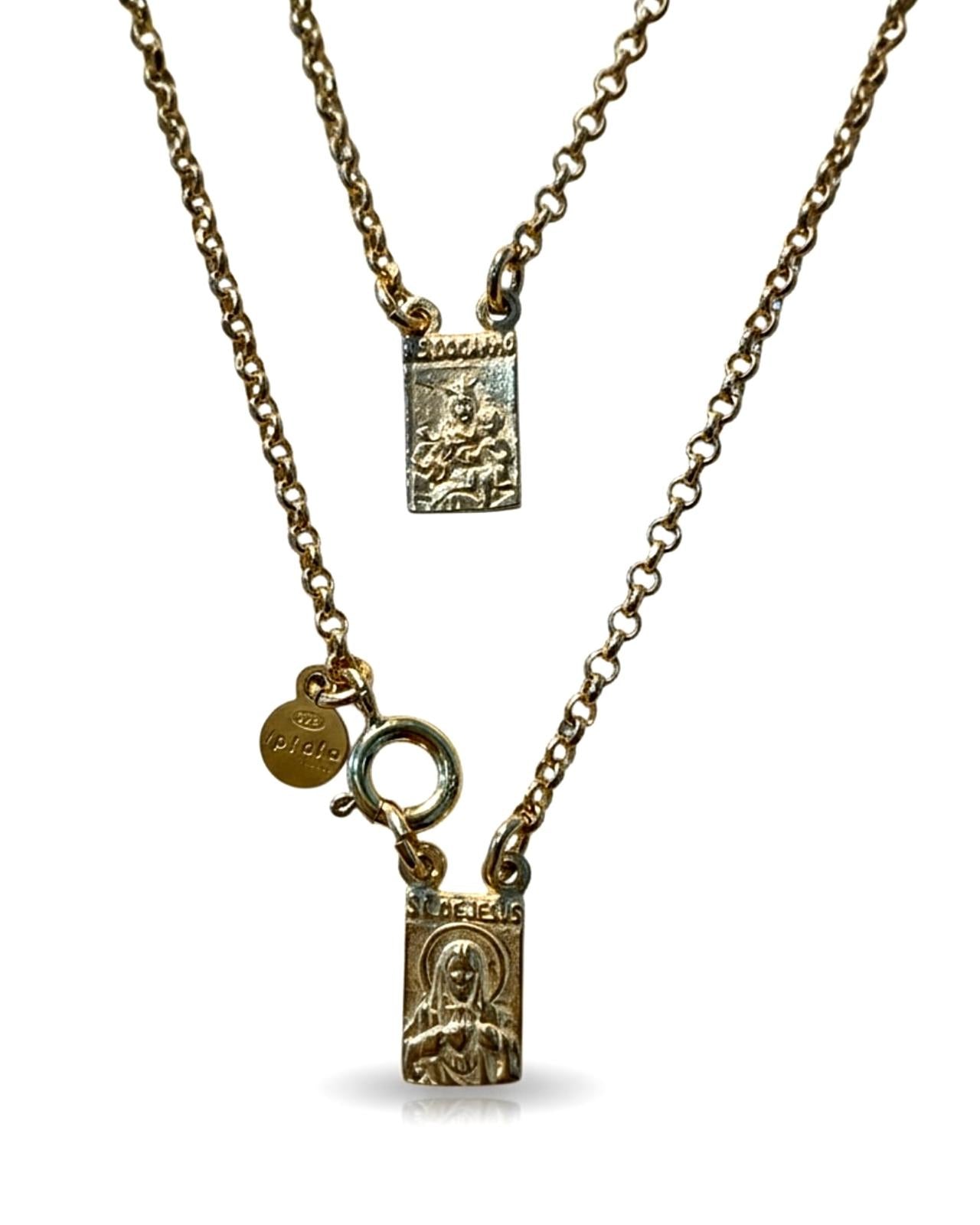 Escapulário curto em prata dourada 925% com malha tradicional de elos e medalhas religiosas.