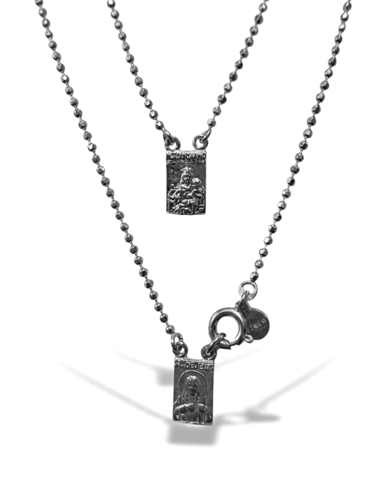 Escapulário curto em prata branca 925% com malha esfera e medalhas religiosas Nossa Senhora do Carmo e Sagrado Coração de Jesus.