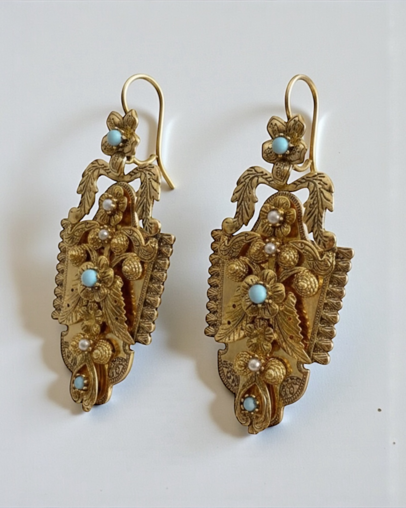 Brincos Gramalheira em Prata Dourada com Pedras Azuis e Brancas