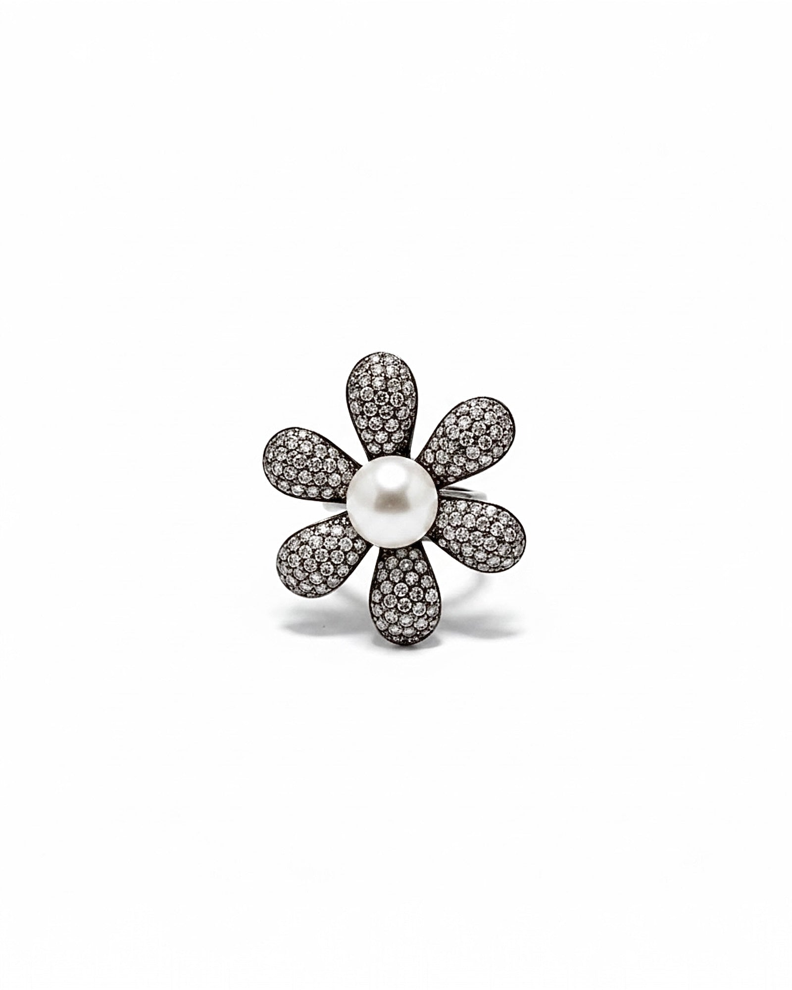 Flower ring with pearl in silver.