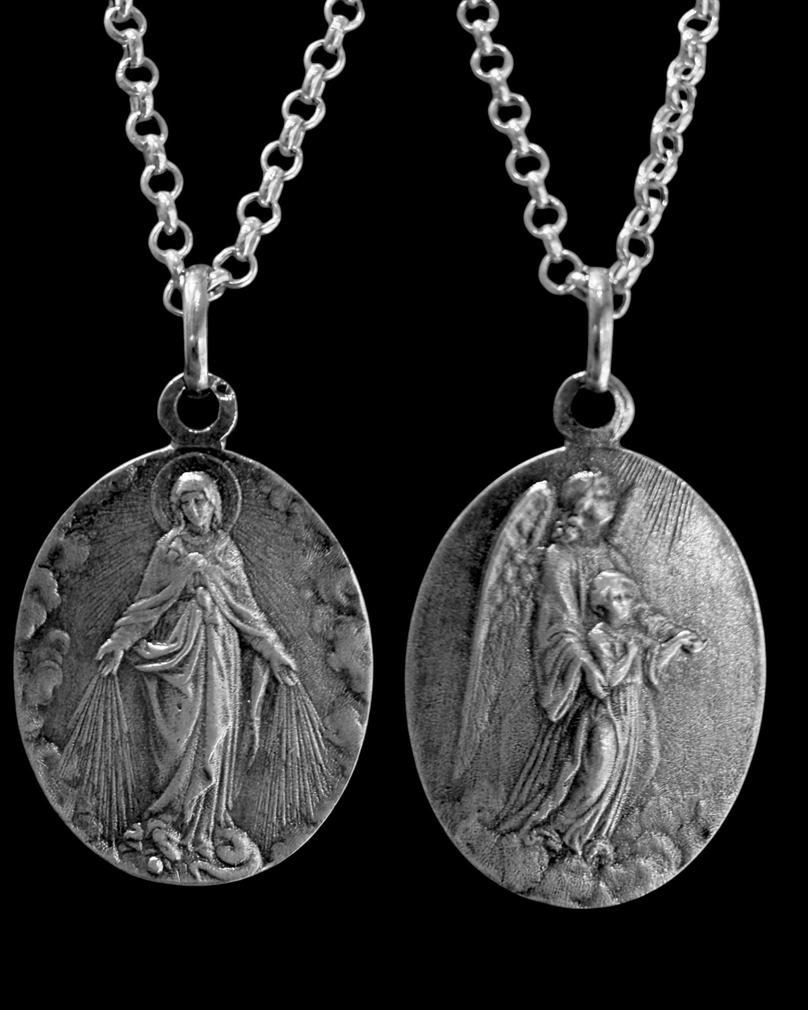 Colar com Nossa Senhora das Graças e Anjo da Guarda.