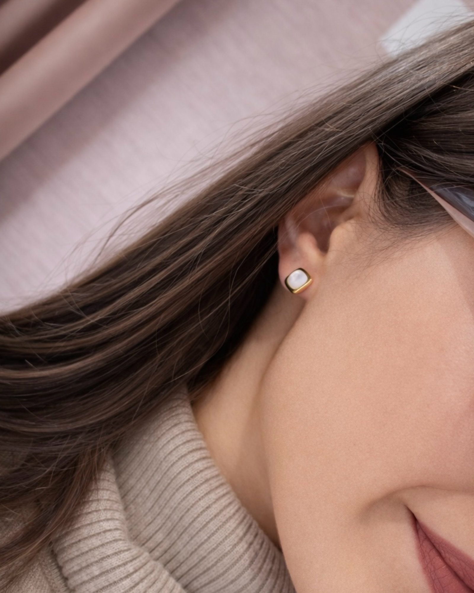 Square earrings with mother-of-pearl in silver.