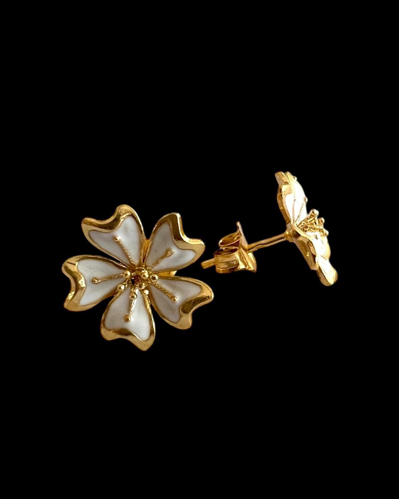 Brincos Flores com Esmalte Branco em Prata Dourada