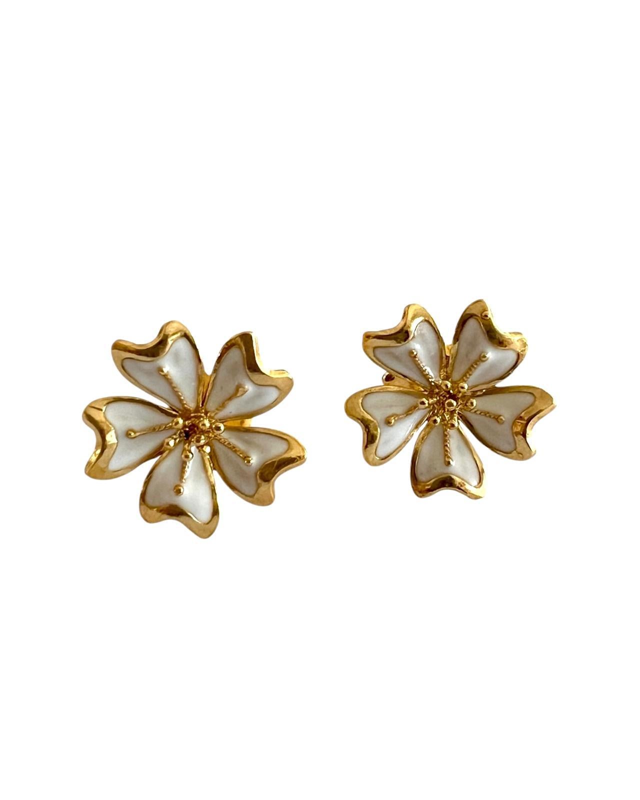 Brincos Flores com Esmalte Branco em Prata Dourada