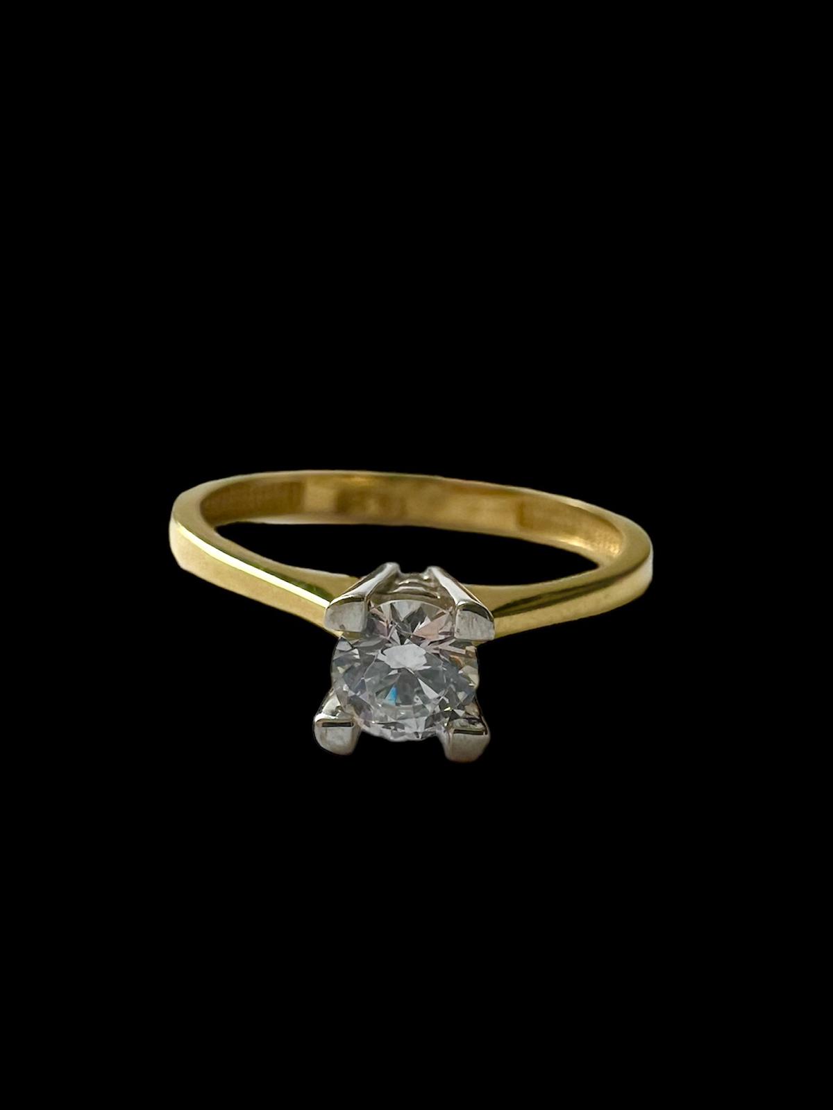 Solitaire engagement ring in white and yellow gold