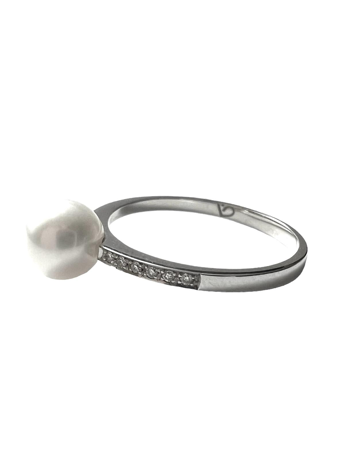 Engagement Ring with Pearl in White Gold