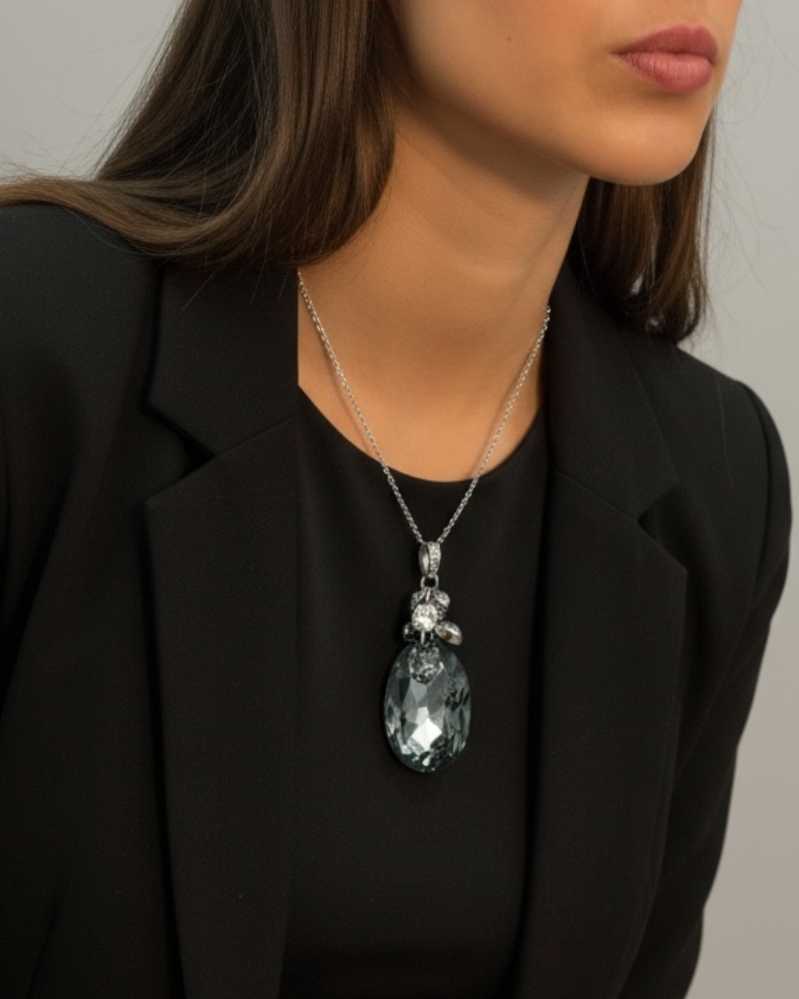 Colar Tons Escuros em Prata com Fio para as Costas