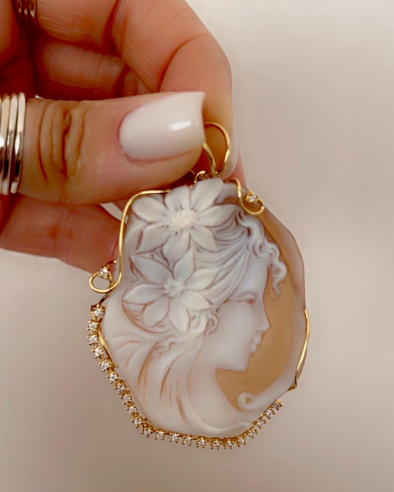 Medalha Camafeu com Brilhos em Prata Dourada