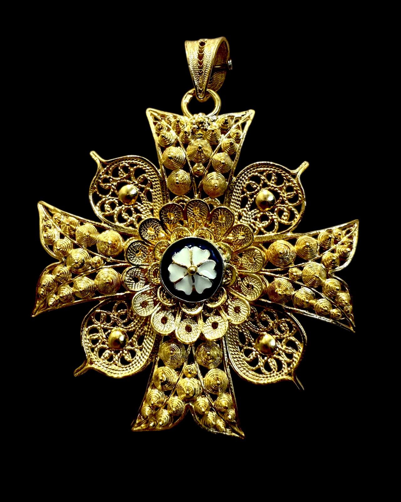 Medalha grande em forma de Cruz de Malta com filigrana dourada, flor em esmalte branco e contorno azul ao centro