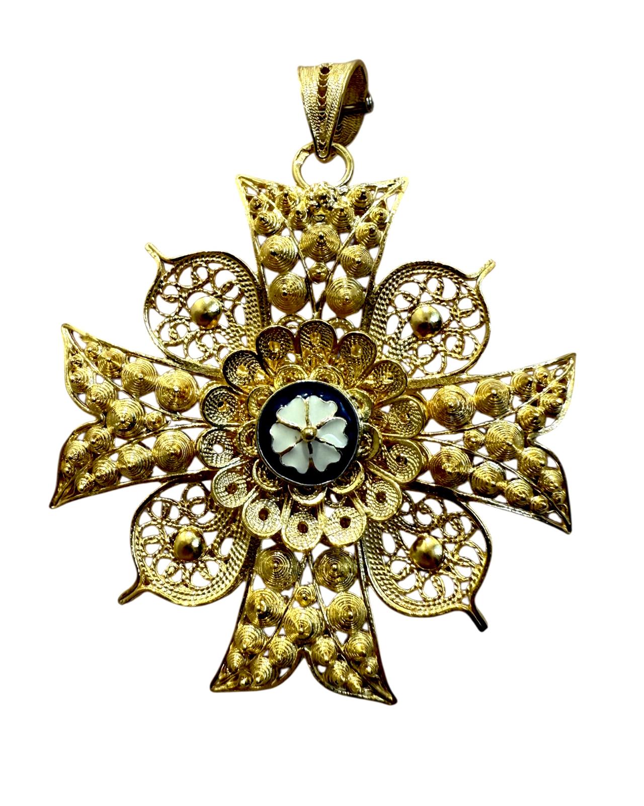 Medalha Cruz de Malta de Filigrana em Prata Dourada com Esmalte Azul e Branco