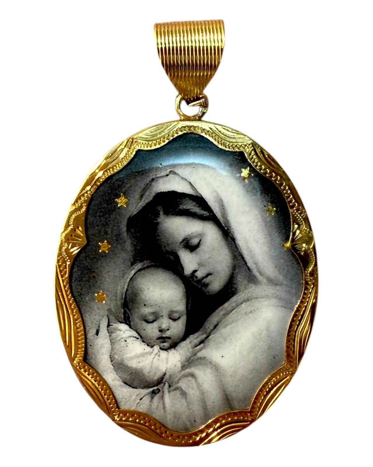 Medalha Mãe Divina em Prata Dourada 925%, com imagem de Maria e Menino e verso com “Mãe Divina” escrito em esmalte.