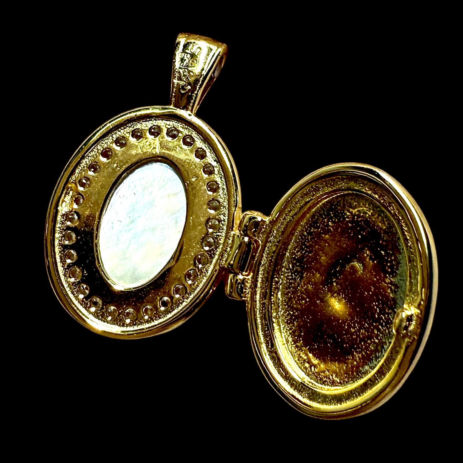 Medalha Porta-Retrato com Madrepérola em Prata Dourada