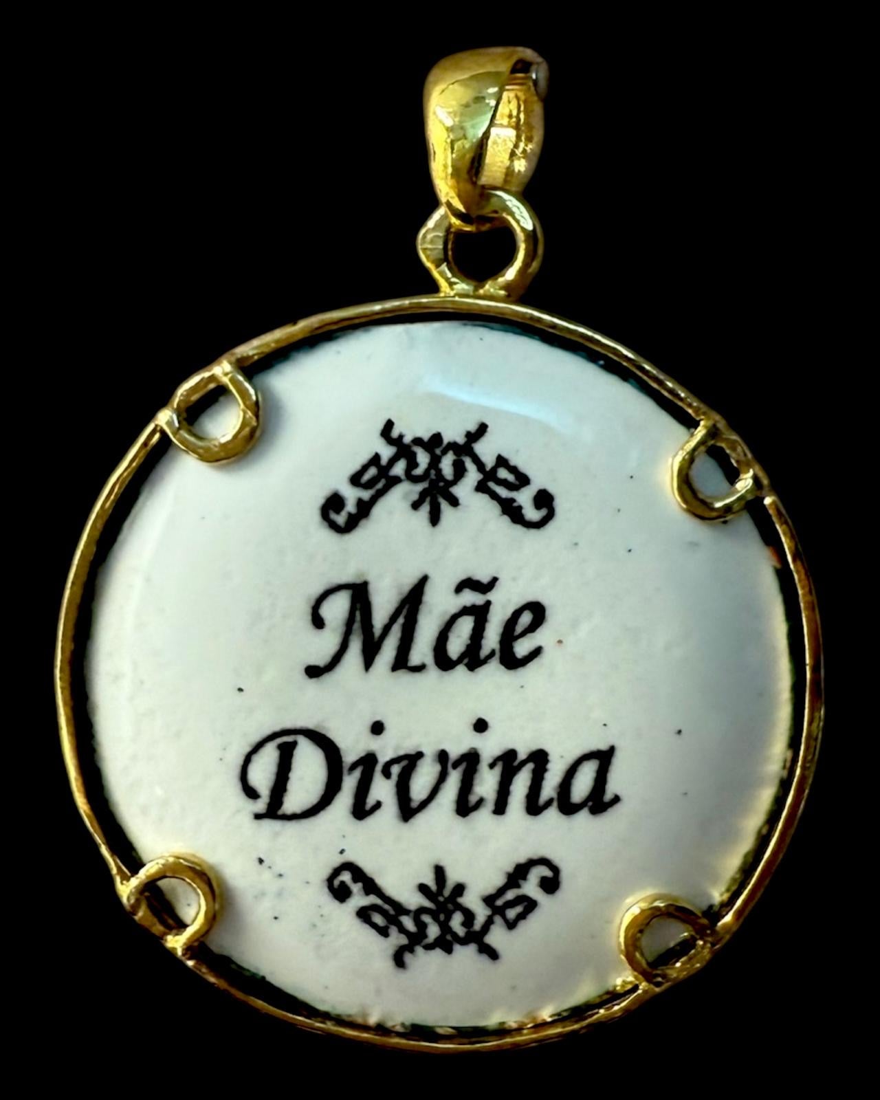 Medalha Redonda Mãe Divina com Esmalte a Cores Claras em Prata Dourada