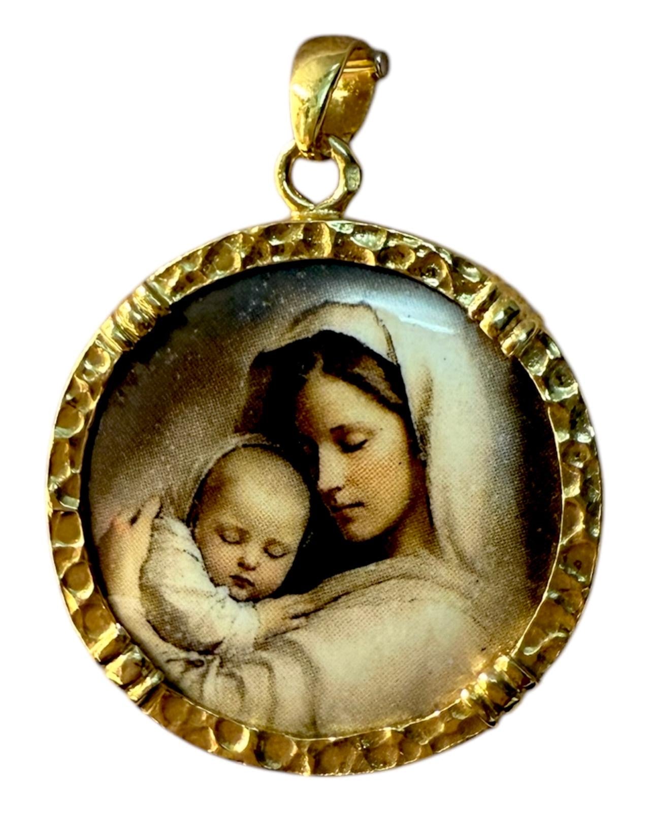Medalha Redonda Mãe Divina com Esmalte a Cores Claras em Prata Dourada