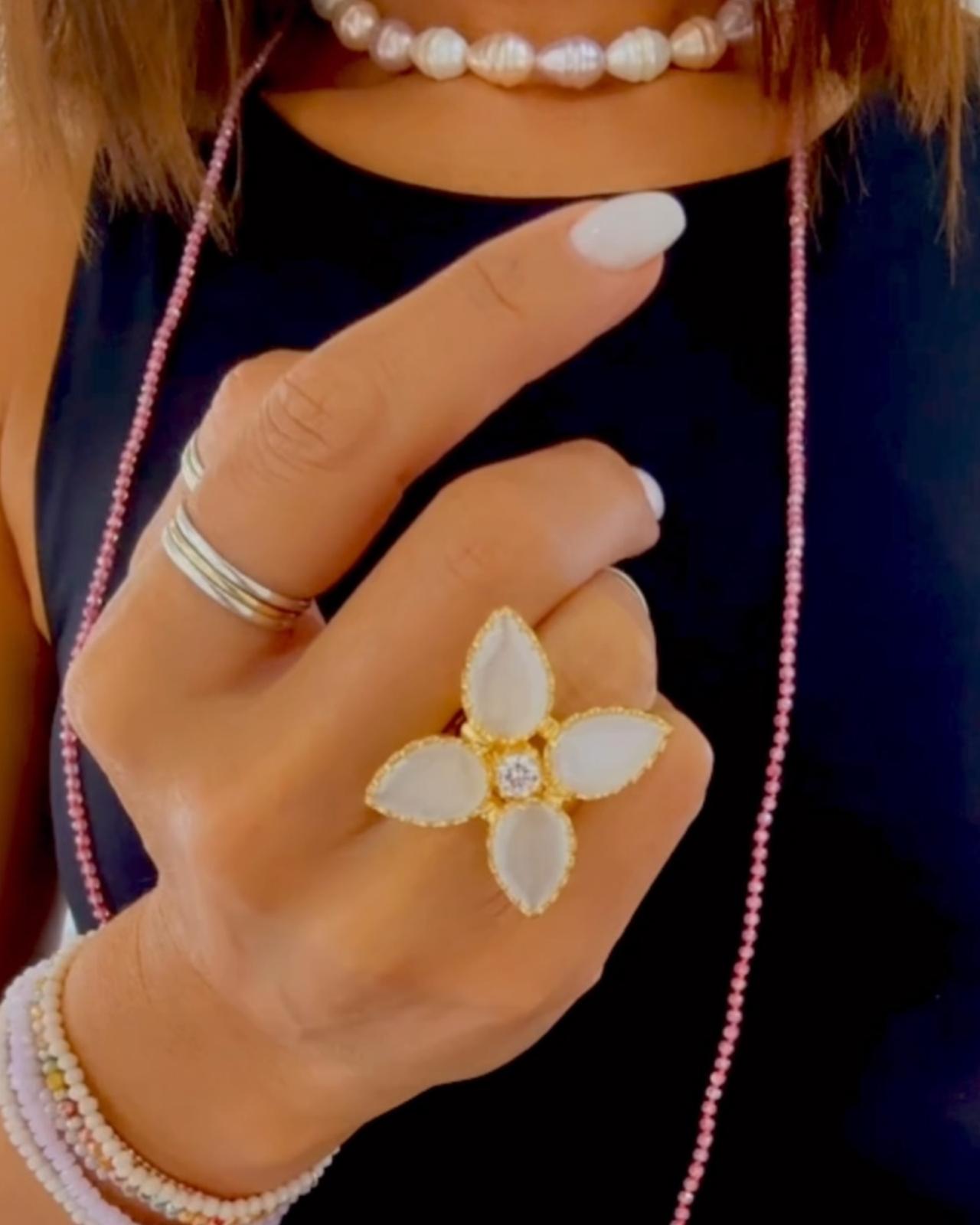 Anel Flor Branco Leitoso em Prata Dourada