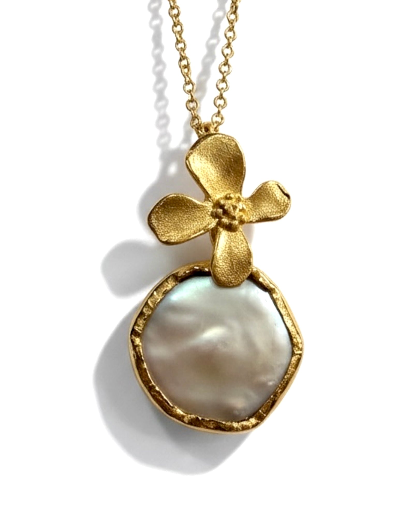 Colar em Prata Dourada com Flor e Madrepérola