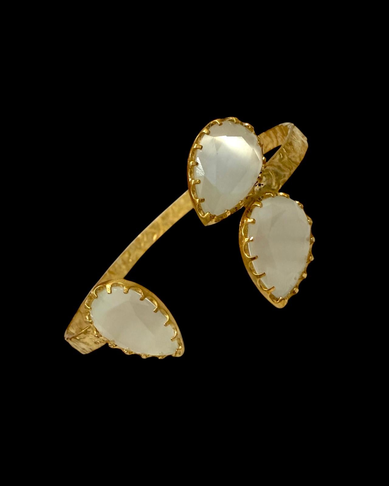 Pulseira Gotas Branco Leitoso em Prata Dourada