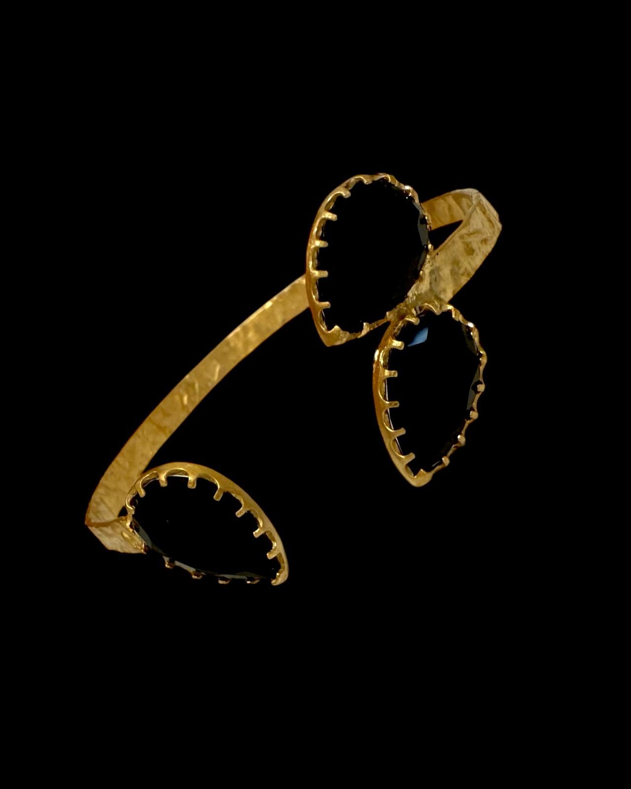 Pulseira Gotas Pretas em Prata Dourada