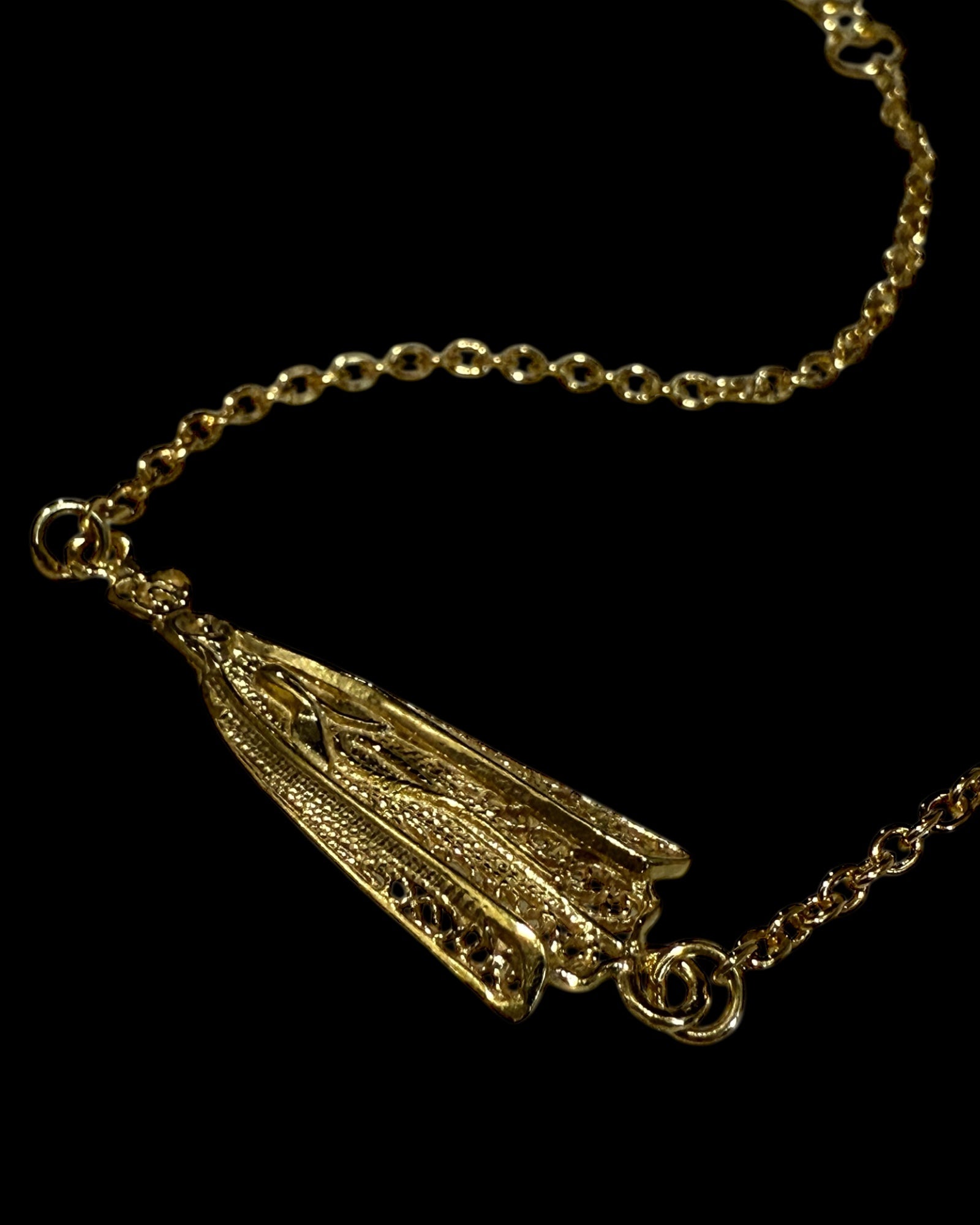 Pulseira com Nossa Senhora em filigrana de prata dourada.