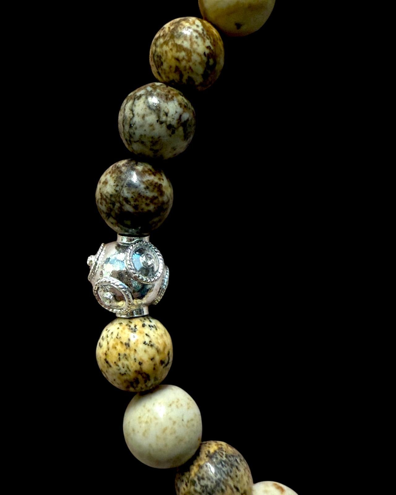 Pulseira com Pedras de Tons Claros e Conta de Viana em Prata